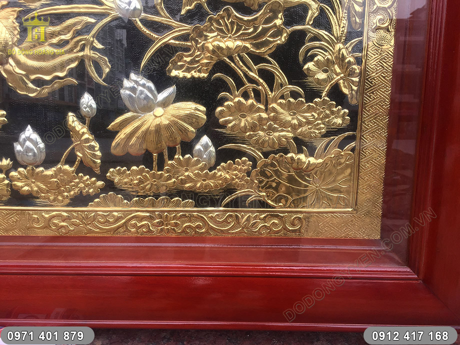 tranh c&aacute; ch&eacute;p hoa sen mạ v&agrave;ng